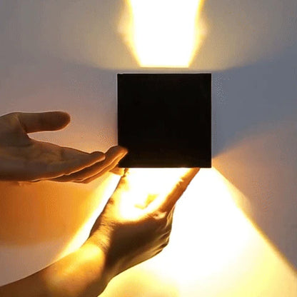 Applique Murale Cubique LED Noir tenue en main démonstration effet X lumière chaude — Mon Univers - Mes Lumières