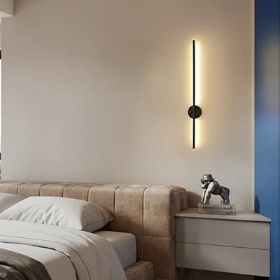 Applique murale LED ModernLight montée verticalement dans un couloir — Mon Univers - Mes Lumières