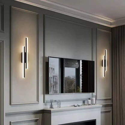 Applique murale dorée côté gauche mise en situation salon télévision — Mon Univers - Mes Lumières
