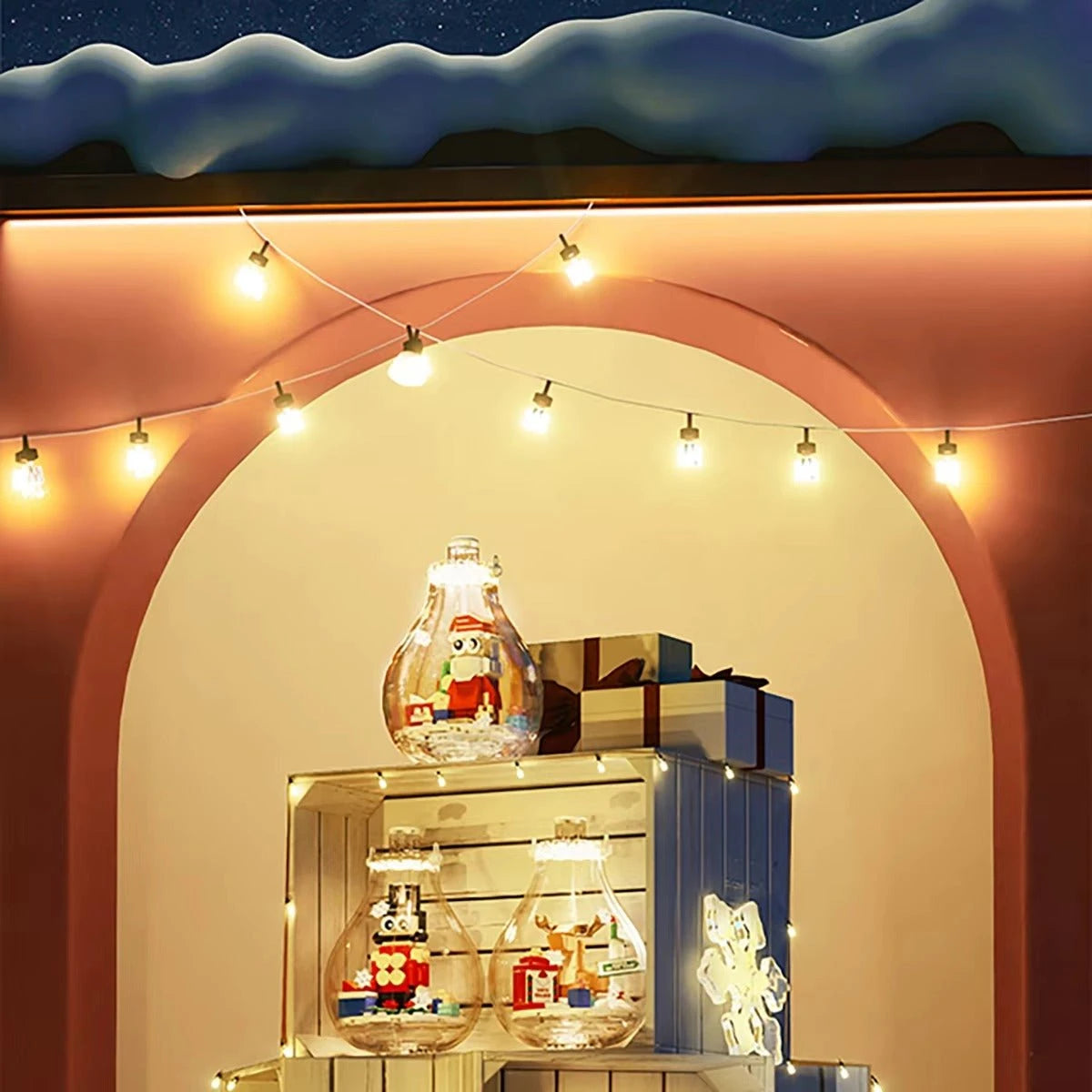 Boules de Noël lumineuses féeriques exposées dans une vitrine nocturne