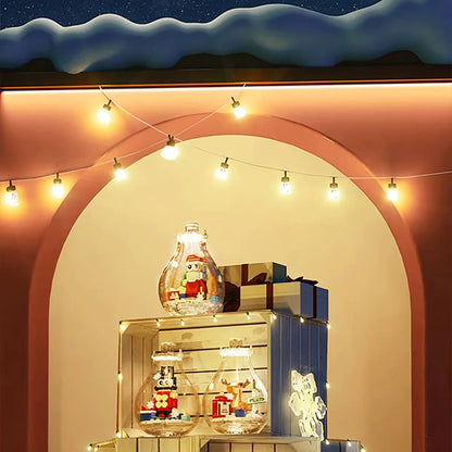 Boules de Noël lumineuses féeriques exposées dans une vitrine nocturne