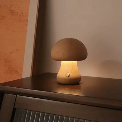 Lampe Champignon Bois Design Ambiance Petite 105mm coloris Beige allumée table de nuit chambre — Mon Univers - Mes Lumières