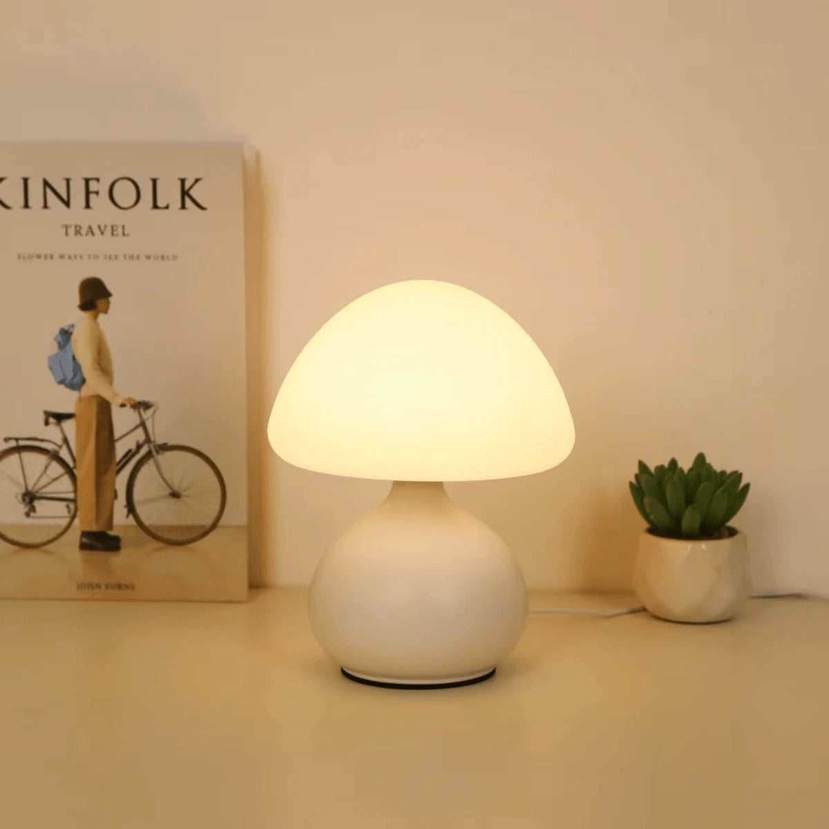 Lampe Champignon Minimaliste blanche allumée livre Kinfolk Travel plante succulente — Mon Univers - Mes Lumières