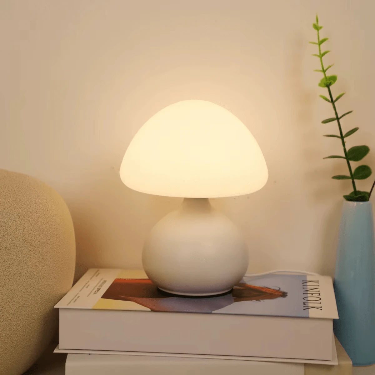 Lampe Champignon Minimaliste blanche allumée livre Kinfolk plante bleue — Mon Univers - Mes Lumières