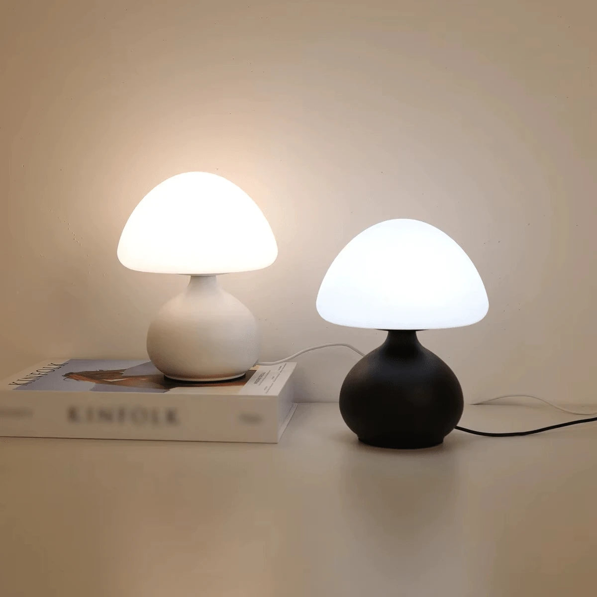 Lampe Champignon Minimaliste comparatif Blanc et Noir allumées livre Kinfolk — Mon Univers - Mes Lumières
