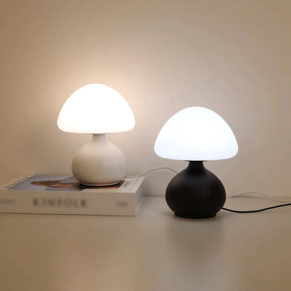 Lampe Champignon Minimaliste comparatif Blanc et Noir allumées livre Kinfolk — Mon Univers - Mes Lumières