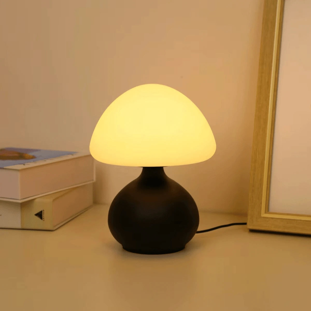 Lampe Champignon Minimaliste noire allumée blanc chaud bureau bois cadre mural — Mon Univers - Mes Lumières