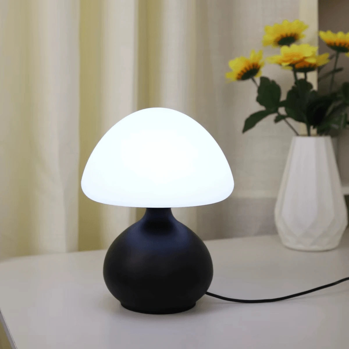 Lampe Champignon Minimaliste noire allumée table de nuit tournesols ambiance — Mon Univers - Mes Lumières