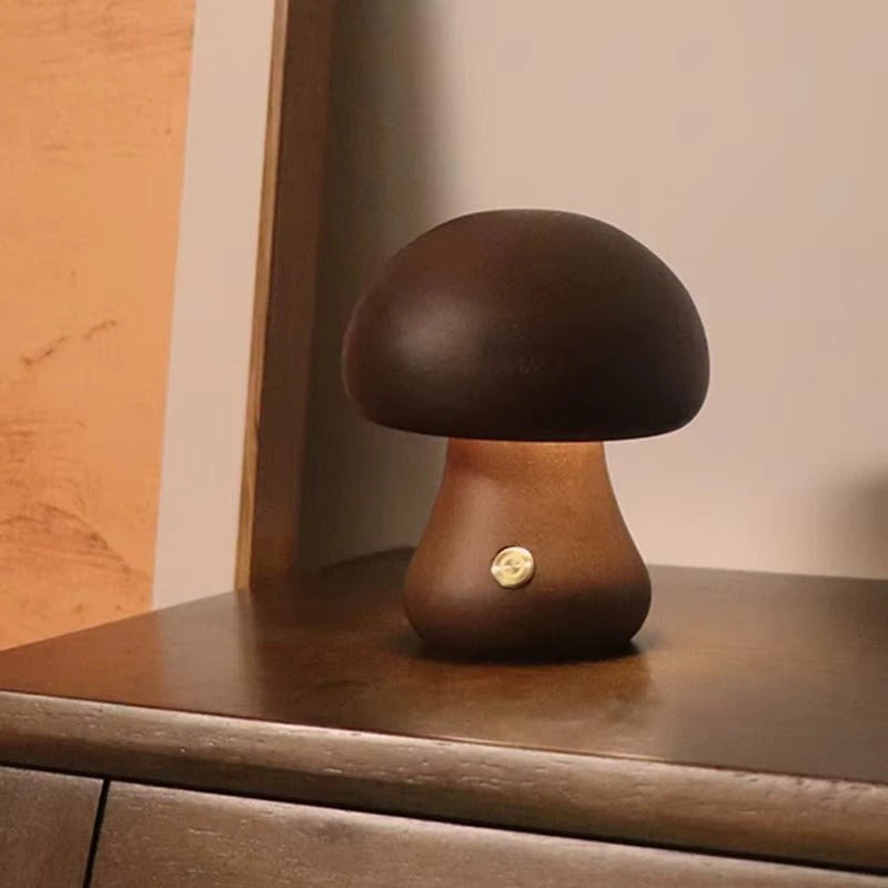 Lampe Champignon en Bois Design Ambiance Grande 165mm coloris Beige allumée commode salon — Mon Univers - Mes Lumières