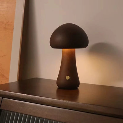 Lampe Champignon en Bois Design Ambiance Petite 105mm coloris Beige allumée table de nuit chambre — Mon Univers - Mes Lumières