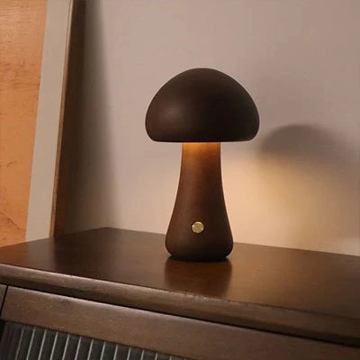 Lampe Champignon en Bois Design Ambiance coloris Marron allumée table de nuit ambiance chaleureuse — Mon Univers - Mes Lumières