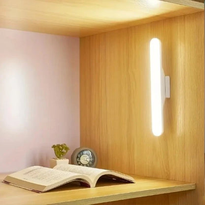 Lampe LED magnétique Luminate fixée verticalement étagère bois livre ouvert — Mon Univers - Mes Lumières