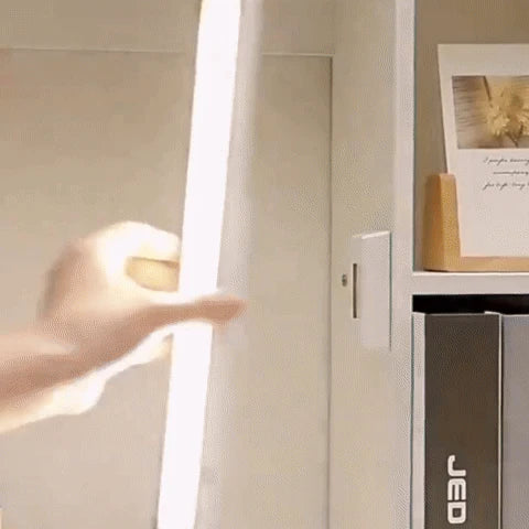 Lampe LED magnétique Luminate fixation magnétique armoire blanche démonstration — Mon Univers - Mes Lumières