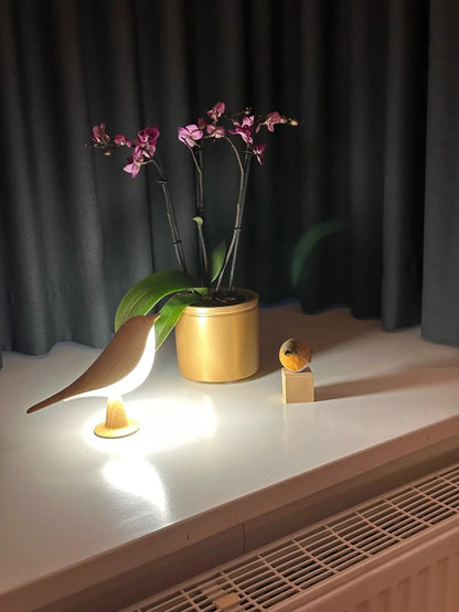 Lampe Oiseau Zen beige allumée rebord fenêtre orchidée ambiance — Mon Univers - Mes Lumières