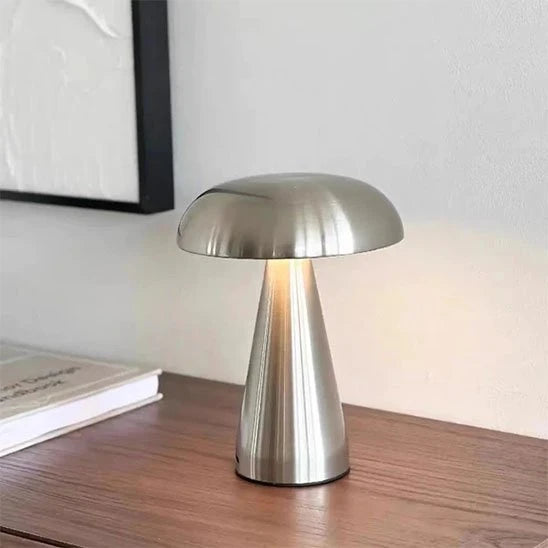Lampe champignon rechargeable Lumitique coloris argent allumée sur bureau bois — Mon Univers - Mes Lumières