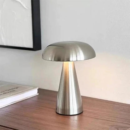 Lampe champignon rechargeable Lumitique coloris argent allumée sur bureau bois — Mon Univers - Mes Lumières