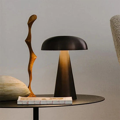 Lampe champignon rechargeable Lumitique coloris noir allumée sur table salon — Mon Univers - Mes Lumières