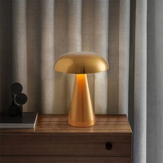 Lampe champignon rechargeable Lumitique coloris or allumée sur commode bois ambiance chaleureuse — Mon Univers - Mes Lumières