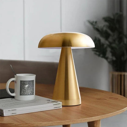 Lampe champignon rechargeable Lumitique coloris or sur table basse déco intérieur — Mon Univers - Mes Lumières
