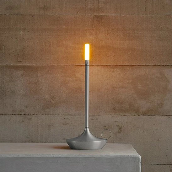 Lampe de Table Design Optimal argentée allumée mur béton surface blanche — Mon Univers - Mes Lumières