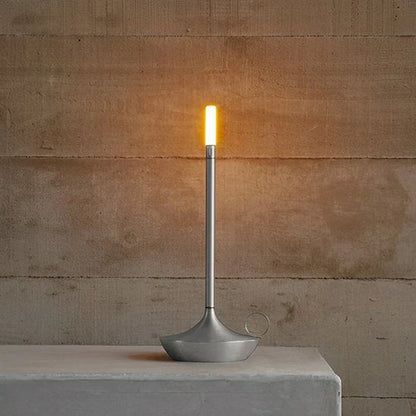 Lampe de Table Design Optimal argentée allumée mur béton surface blanche — Mon Univers - Mes Lumières