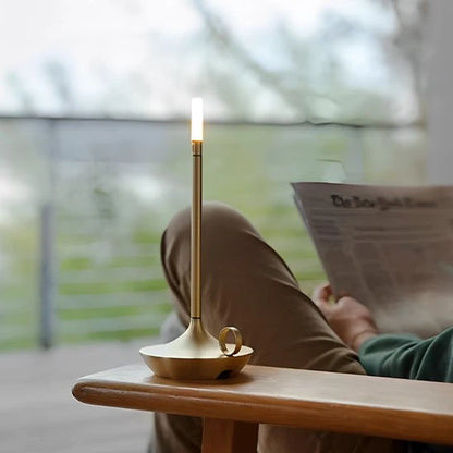 Lampe de Table Design Optimal dorée allumée homme lisant journal lumière naturelle — Mon Univers - Mes Lumières