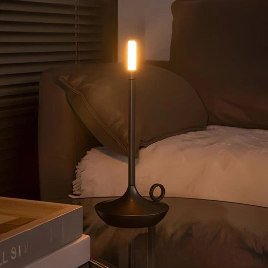 Lampe de Table Design Optimal dorée allumée homme lisant journal lumière naturelle — Mon Univers - Mes Lumières