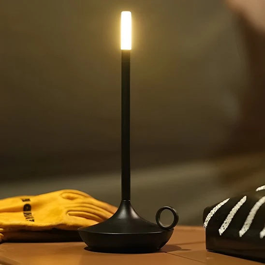 Lampe de Table Design Optimal noire allumée fond canapé beige lumière chaude soirée — Mon Univers - Mes Lumières