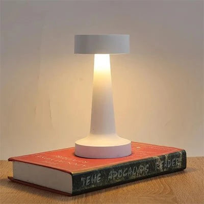 Lampe de Table LED Design Premium Blanche allumée posée sur livre vintage — Mon Univers - Mes Lumières