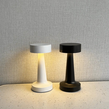 Lampe de Table LED Design Premium comparatif Blanc et Noir allumés fond tissu gris — Mon Univers - Mes Lumières