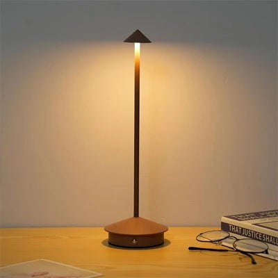 Lampe de Table LED Tactile Sans Fil posée sur table de chevet chambre — Mon Univers - Mes Lumières