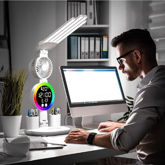 Lampe de bureau Ergonomia homme au bureau avec ordinateur éclairage professionnel — Mon Univers - Mes Lumières