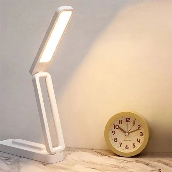 Lampe de bureau LED EcoVision mise en situation ambiance — Mon Univers - Mes Lumières