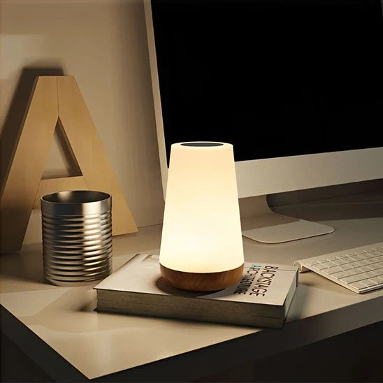 Lampe de chevet tactile conique RGB allumée sur bureau ambiance lumière chaude — Mon Univers - Mes Lumières