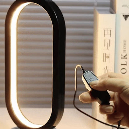 Lampe de table LED ovale noire câble interrupteur main démonstration — Mon Univers - Mes Lumières