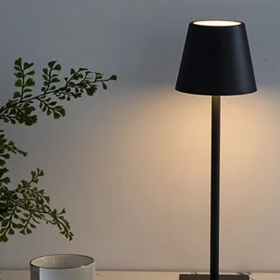 Lampe de table rechargeable Design Contemporain Blanc vue de face fond blanc — Mon Univers - Mes Lumières