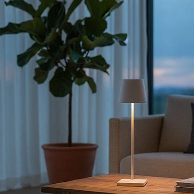 Lampe de table rechargeable Design Contemporain Noir allumée lumière chaude ambiance — Mon Univers - Mes Lumières