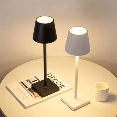 Lampe de table rechargeable Design Contemporain Noir vue de face fond blanc — Mon Univers - Mes Lumières
