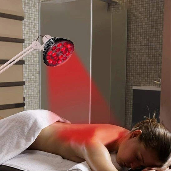 Lampe pour luminothérapie Vitaboost LED rouge soin dos femme allongée spa ambiance — Mon Univers - Mes Lumières