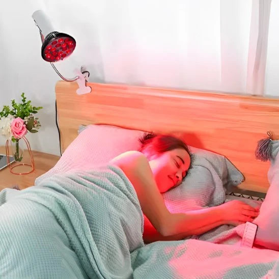 Lampe pour luminothérapie Vitaboost usage chambre femme allongée lumière rouge bien-être — Mon Univers - Mes Lumières

