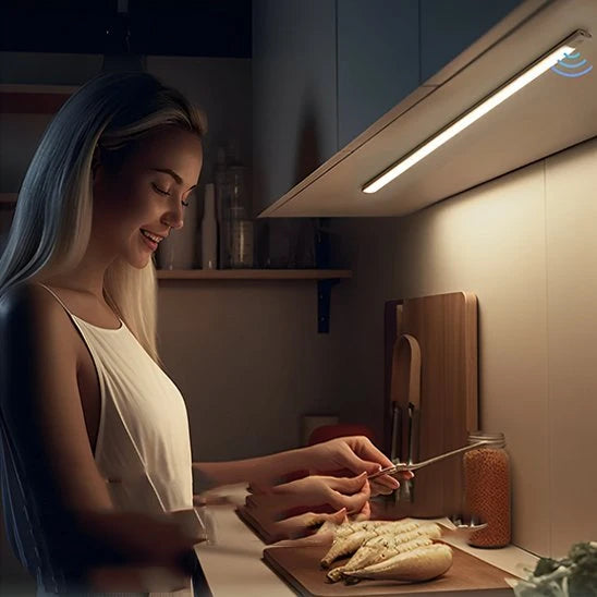 Réglette LED cuisine LuminoPro argentée ambiance cuisine moderne éclairage indirect — Mon Univers - Mes Lumières