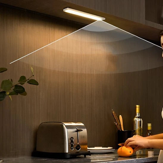 Réglette LED cuisine LuminoPro argentée sous meuble plan travail lumière blanche — Mon Univers - Mes Lumières