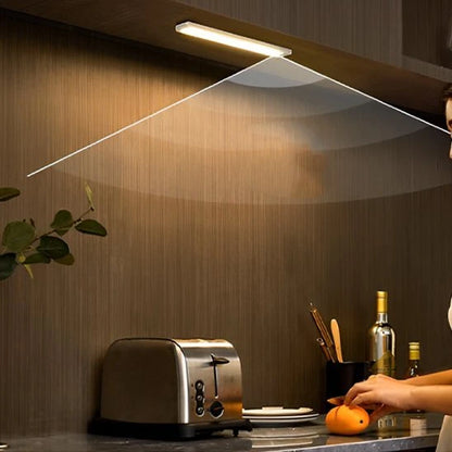 Réglette LED cuisine LuminoPro argentée sous meuble plan travail lumière blanche — Mon Univers - Mes Lumières