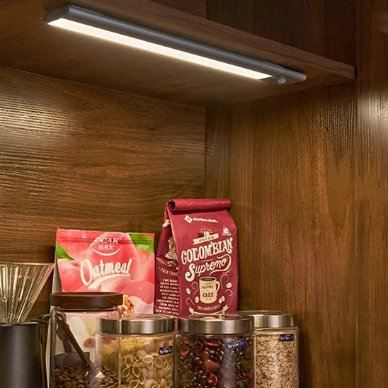Réglette LED cuisine LuminoPro noire ambiance cuisine moderne éclairage indirect — Mon Univers - Mes Lumières