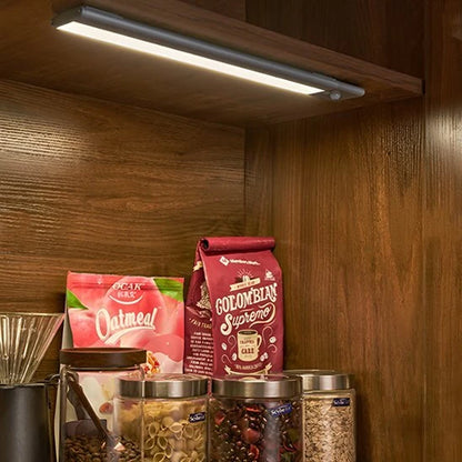 Réglette LED cuisine LuminoPro noire ambiance cuisine moderne éclairage indirect — Mon Univers - Mes Lumières