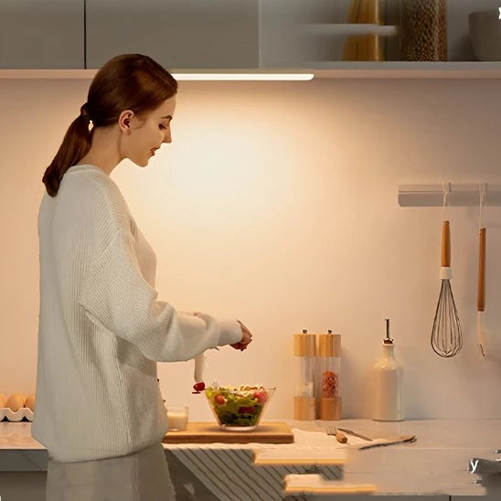 Réglette LED cuisine LuminoPro noire sous meuble plan travail lumière chaude — Mon Univers - Mes Lumières