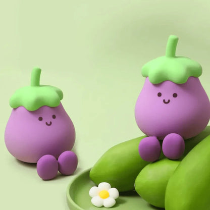 Veilleuse LumiBuddy Aubergine deux exemplaires fond vert avec aubergines réelles — Mon Univers - Mes Lumières