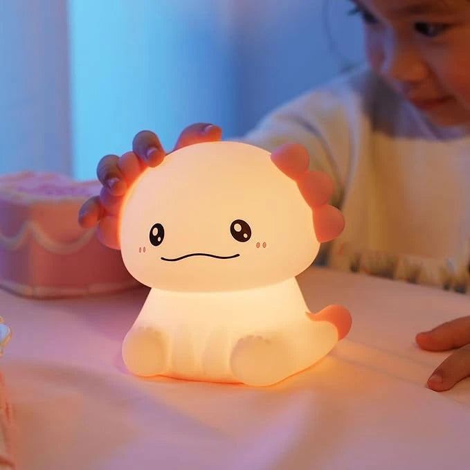 Veilleuse LumiBuddy Axolot allumée lumière orange enfant table de nuit — Mon Univers - Mes Lumières