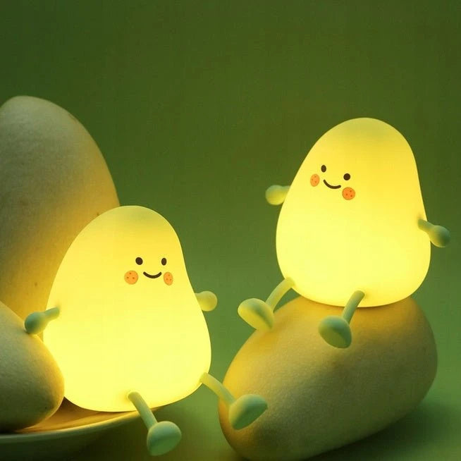 Veilleuse LumiBuddy Mangue deux exemplaires allumés lumière chaude fond vert mangues — Mon Univers - Mes Lumières