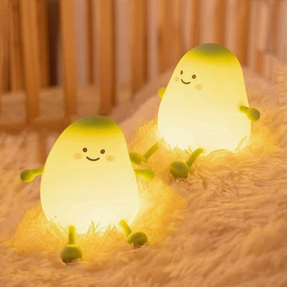 Veilleuse LumiBuddy Mangue deux exemplaires allumés lumière chaude sur tapis fourrure — Mon Univers - Mes Lumières